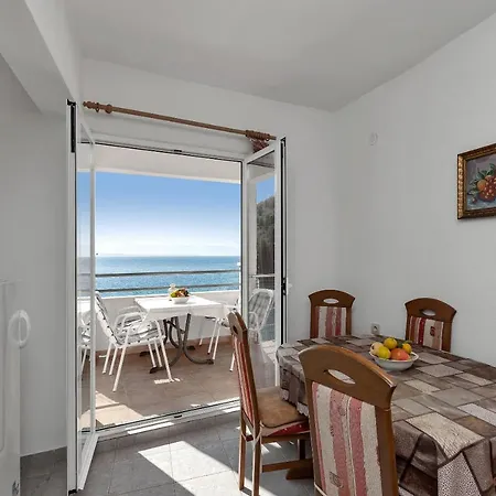 Robinzon Nikola Apartman *