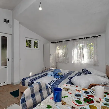 Robinzon Nikola Apartman *