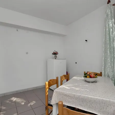 Robinzon Nikola Apartman Bogomolje