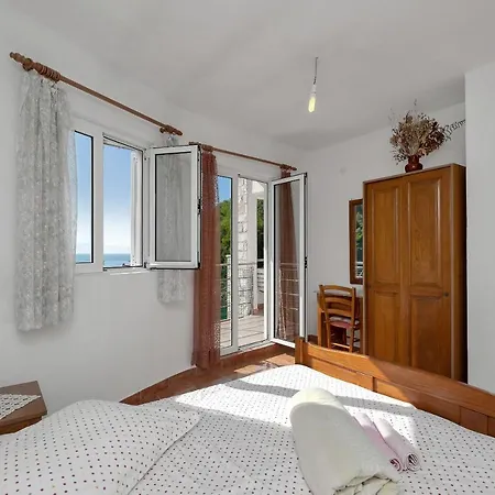 Robinzon Nikola * Bogomolje